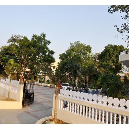 Hotel Eagle Nest Bharatpur Esterno foto